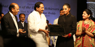 Andhra-CM-with-Harbeen-Arora-HWODA-Awards